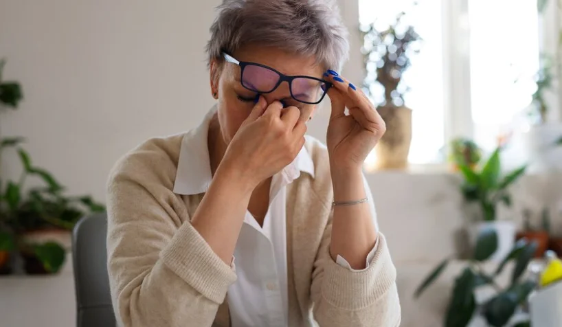 женщина с деменцией держится за голову